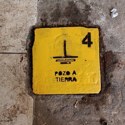 Caja de registro identificada Pozo a Tierra #4 - señalización norma