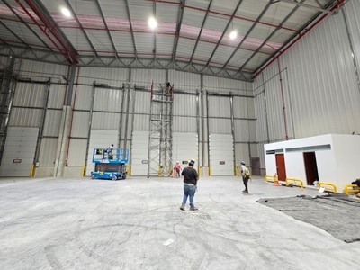Proyecto de cableado en almacén industrial con plataforma elevadora