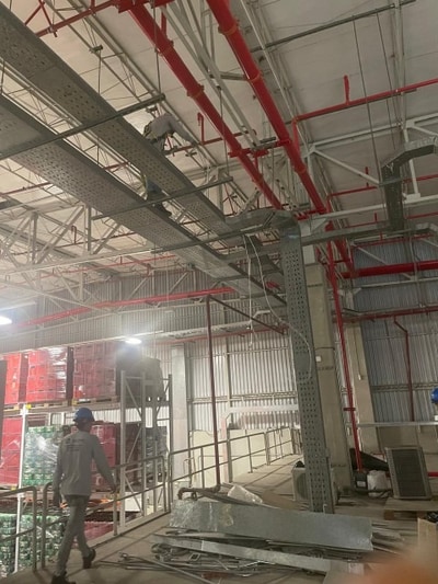 Instalación de bandejas portacables industriales - Arcring Perú