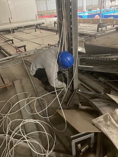 Instalación de cable estructurado en altura con arnés de seguridad