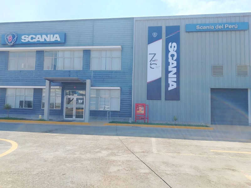Fachada Scania del Perú Chiclayo con logo instalado - Arcring Perú