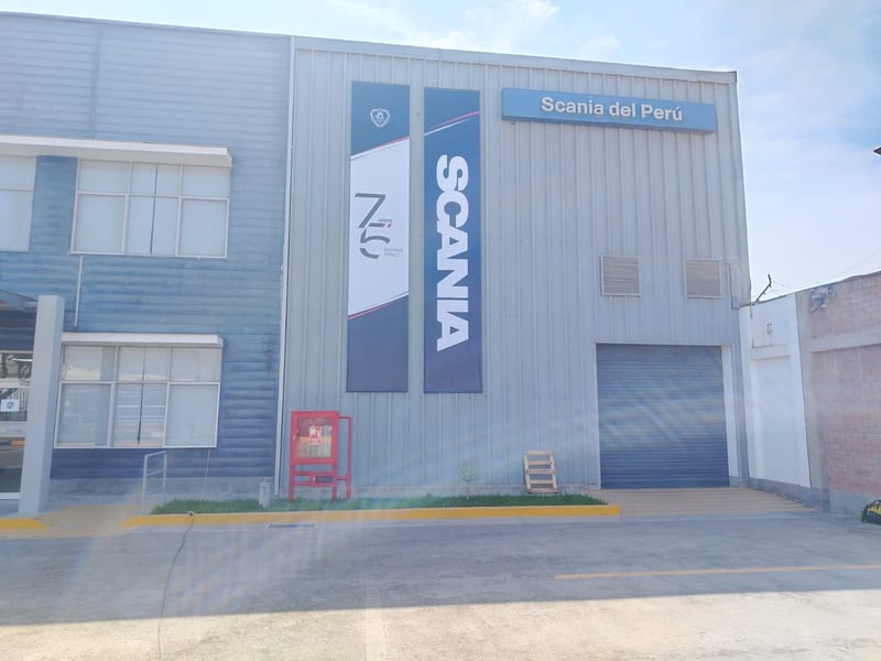 Banner vertical Scania 75 años Perú en fachada - Arcring Perú