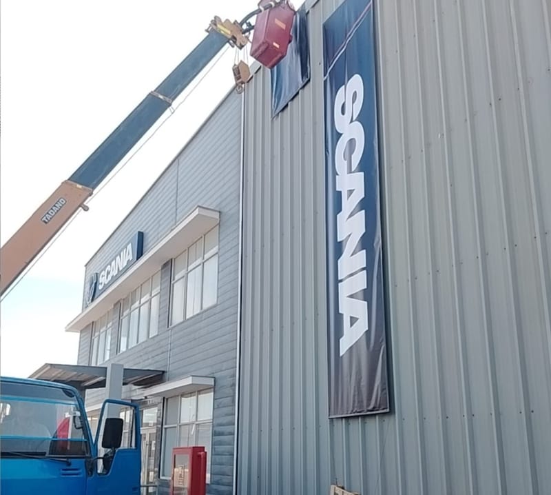 Instalación de cartel Scania con grúa Tadano - Arcring Perú