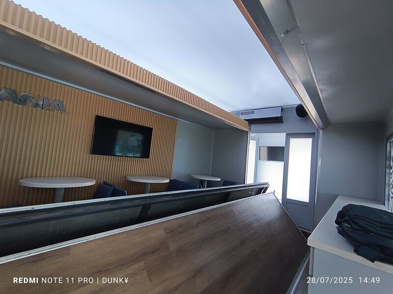 Sala de reuniones con TV y mostradores - SCANIA DemoTruck Arcring