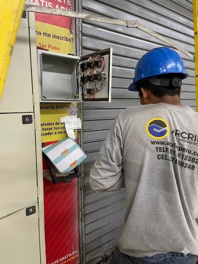 Técnicos Arcring instalando tablero eléctrico - proyecto Mayorsa