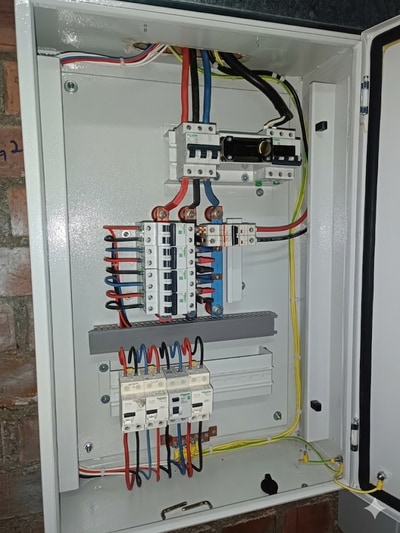 Tablero de distribución con interruptores Schneider Pro Active - Arcring