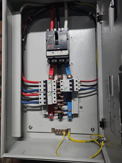 Tablero eléctrico Schneider con disyuntor termomagnético - proyecto Mayorsa