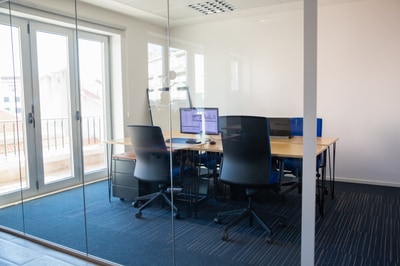 Sala de juntas corporativa con paredes de cristal